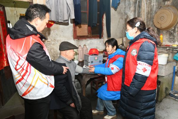 走進(jìn)困難群眾家庭巡診 (2)