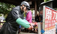 春風(fēng)送暖學(xué)雷鋒 便民服務(wù)進(jìn)社區(qū)