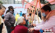 便民服務(wù)零距離 雷鋒市集暖民心