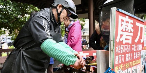 春風(fēng)送暖學(xué)雷鋒 便民服務(wù)進(jìn)社區(qū)