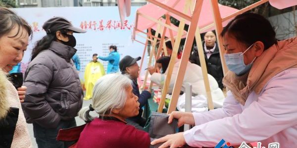 便民服務(wù)零距離 雷鋒市集暖民心
