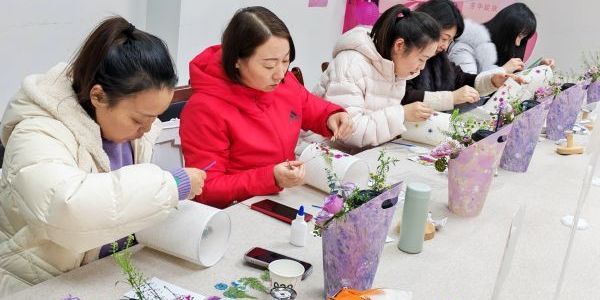 巧手定格春色 壓花“繪”就芳華