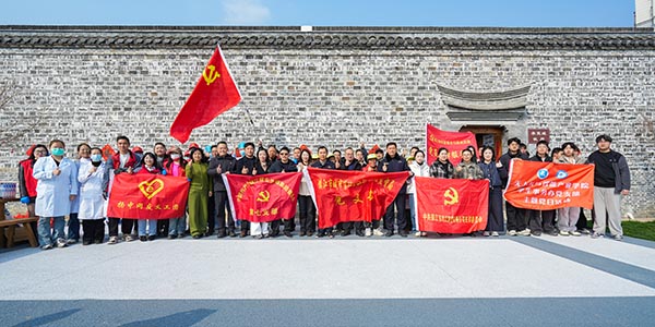 植樹節(jié)，他們?cè)诶罹钩晒示优苑N下一片“希望綠”