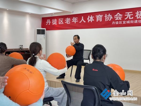 丹徒區(qū)老年大學(xué)掀起&ldquo;習(xí)武&rdquo;熱 銀發(fā)健身潮點(diǎn)亮幸福晚年3