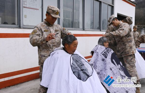 駐句某部官兵為邊城鎮(zhèn)光明村村民修剪頭發(fā)。