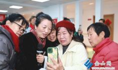 社區(qū)公益攝影課 老人樂學(xué)新技能