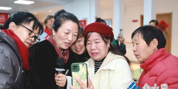 社區(qū)公益攝影課 老人樂學新技能