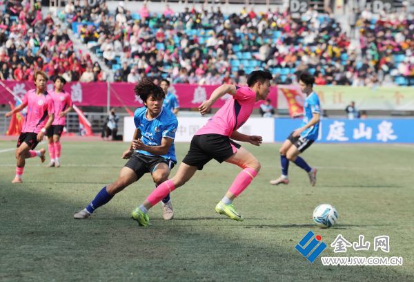 3月22日下午，鎮(zhèn)江&middot;永州足球友誼賽舉行，鎮(zhèn)江隊一球險勝永州隊。這個跨越千里的足球之約，在掌聲與歡呼中落下帷幕。 文雯 攝