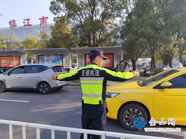 執(zhí)法人員為賽事保駕護(hù)航。任一鳴 王旻詩 黃帥 攝影報道