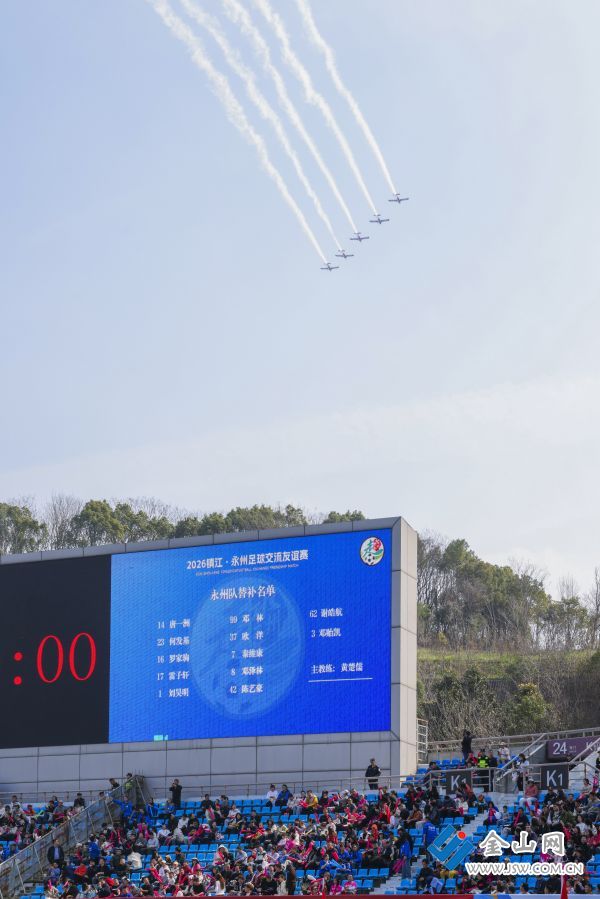 5架飛機(jī)組成的編隊(duì)精準(zhǔn)掠過(guò)體育場(chǎng)上空。這一突如其來(lái)的驚喜頓時(shí)引爆了全場(chǎng)熱情。 謝道韞 攝