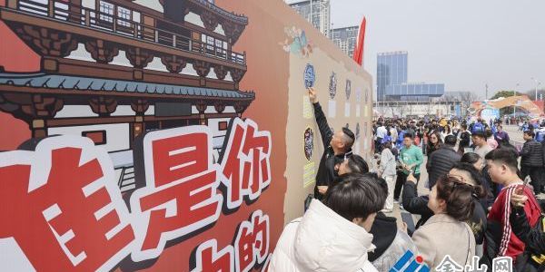 足球?yàn)槊剑驹复顦颉G茵場(chǎng)外的“青春名片”