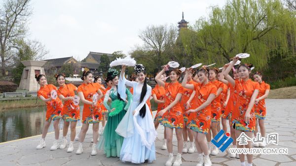 永州&ldquo;瑤妹&rdquo;金山起舞。陶立波 攝