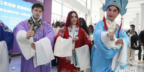 留學(xué)生學(xué)揚(yáng)劇迎接世界戲劇日