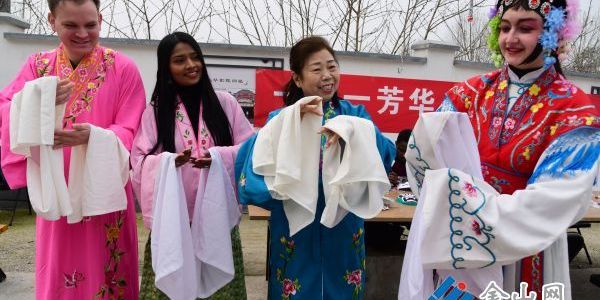 外國留學(xué)生體驗京劇文化