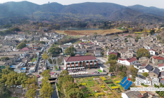 鎮(zhèn)江高新區(qū)蔣喬街道嶂山村：十里桃花 一村人家