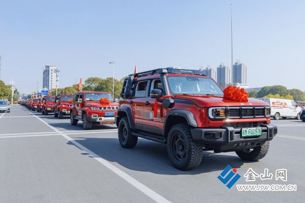 千米送軍車隊浩蕩巡城。
