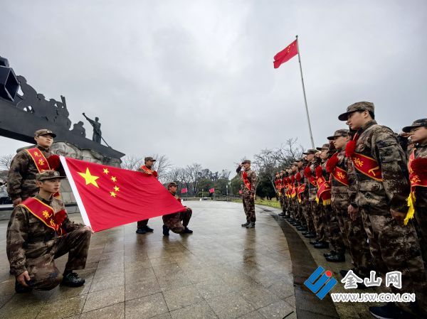 熱血青年們身披戎裝、胸佩紅花，奔赴軍營。