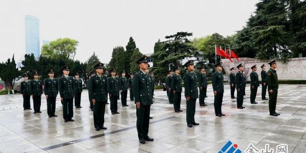 臨汾旅十一連來鎮(zhèn)為烈士掃墓