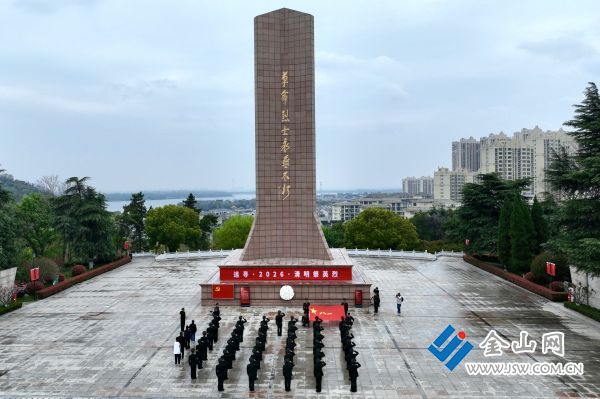 4月3日，光榮的臨汾旅十一連的指戰(zhàn)員們和孫祥華烈士的家屬一起來(lái)到鎮(zhèn)江市烈士陵園為孫祥華烈士掃墓