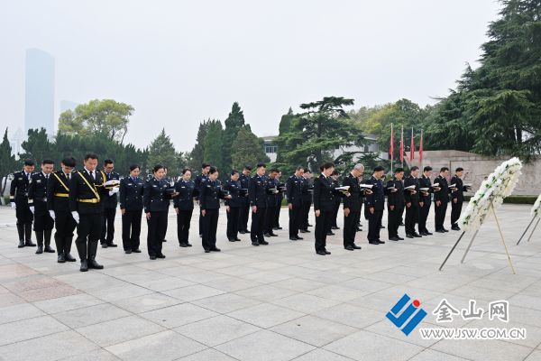 近日，鎮(zhèn)江海關(guān)、鎮(zhèn)江海關(guān)緝私分局赴鎮(zhèn)江市烈士陵園開(kāi)展清明祭掃活動(dòng)。