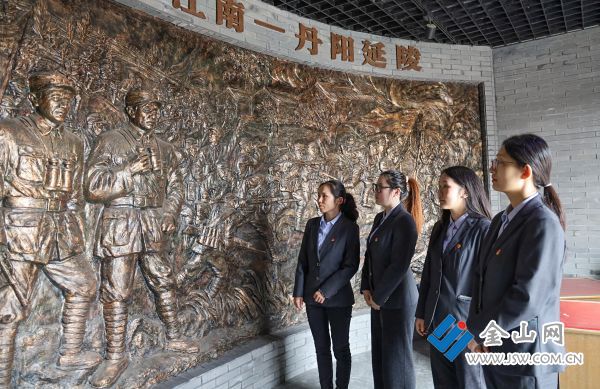 農(nóng)行丹陽(yáng)支行開(kāi)展清明祭英烈主題活動(dòng)，青年黨團(tuán)員來(lái)到丹陽(yáng)市延陵賀甲烈士陵園，緬懷革命先烈、追尋紅色足跡。