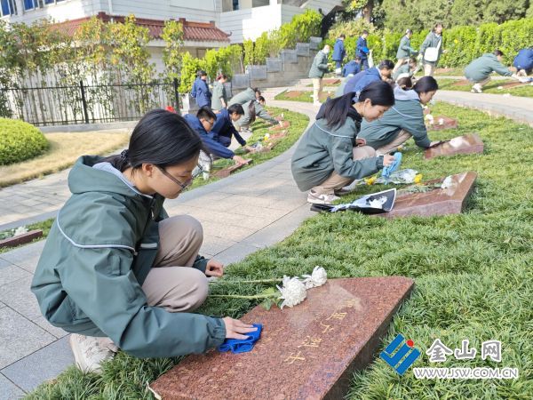 市精神文明建設(shè)辦公室主辦的&ldquo;紅色火炬鑄忠魂&middot;清明祭掃憶英烈&rdquo;主題教育實(shí)踐活動(dòng)，在鎮(zhèn)江烈士陵園舉行。