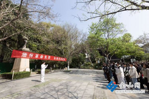 西津渡黨支部攜手8家黨建共建單位，在伯先公園開(kāi)展&ldquo;追憶歷史、緬懷先烈&rdquo;清明節(jié)愛(ài)國(guó)主義教育活動(dòng)。