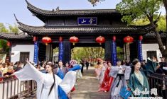 清明假期首日景區(qū)人潮涌動(dòng)