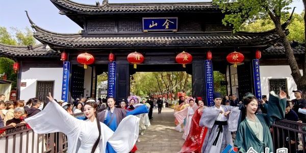 清明假期首日景區(qū)人潮涌動