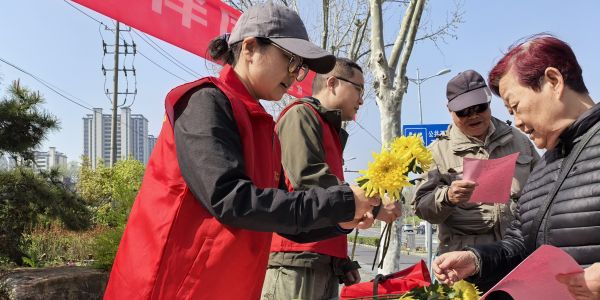 一束鮮花寄哀思 文明祭掃樹新風(fēng)