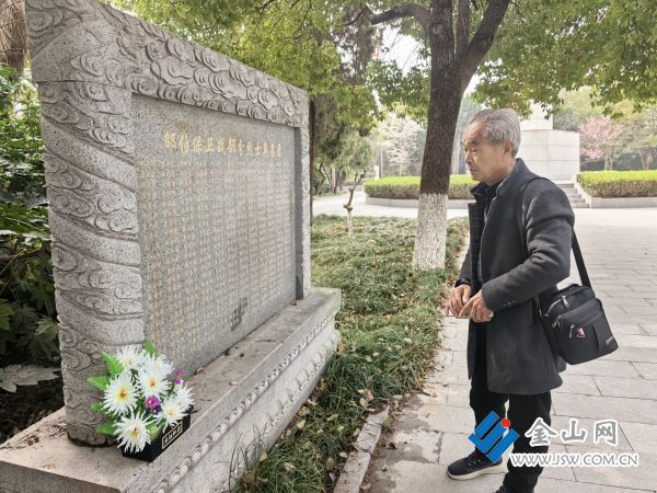 劉壽芝駐足邵伯保衛(wèi)戰(zhàn)部分烈士英名錄石碑前。 潘宇琴 攝