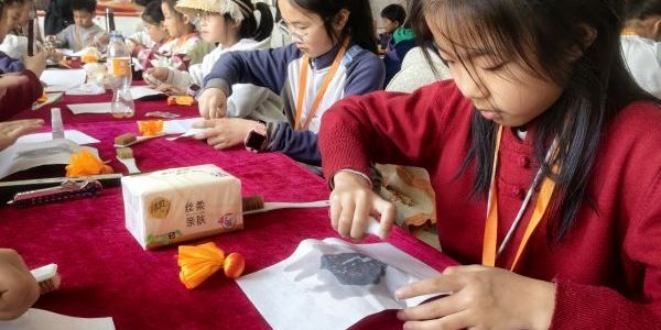 南京學(xué)生焦山體驗(yàn)拓印研學(xué)