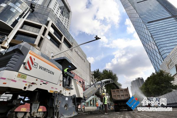 市區(qū)道路通行隱患消危整改工程（大市口交叉口）施工現(xiàn)場(chǎng)。文雯 杜廣晨 攝