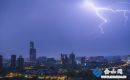 閃電劃破鎮(zhèn)江夜空 強(qiáng)對流天氣來襲