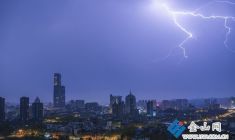 閃電劃破鎮(zhèn)江夜空 強(qiáng)對(duì)流天氣來襲
