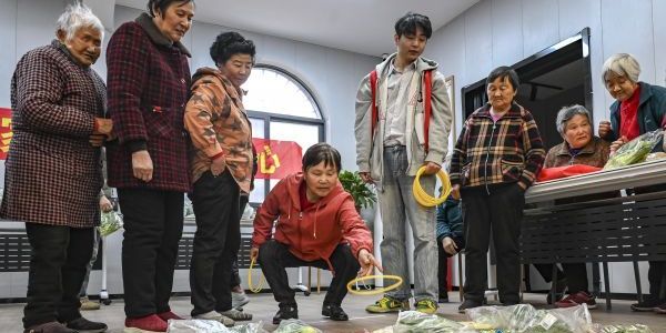 “套”住快樂(lè) “蔬”送溫暖