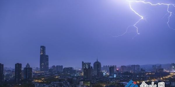 閃電劃破鎮(zhèn)江夜空 強(qiáng)對(duì)流天氣來(lái)襲