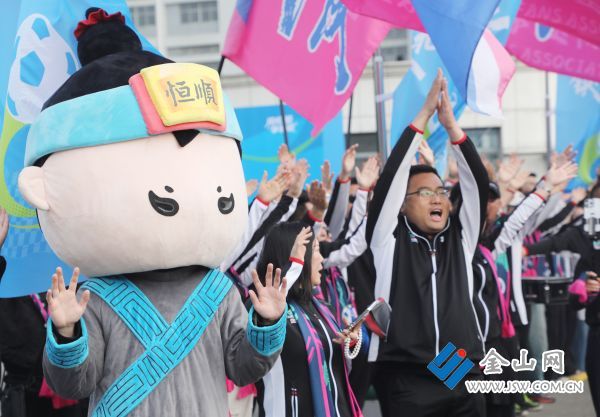 4月10日上午，球迷與鎮(zhèn)江隊(duì)隊(duì)員熱情互動(dòng)，為球隊(duì)出征吶喊助威。 文雯 謝道韞 攝