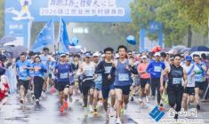 鄉村健身跑雨中開賽