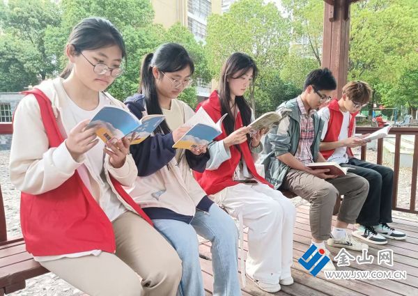 圖為社區(qū)休閑長廊設(shè)置的一處讀書角 許倩 攝