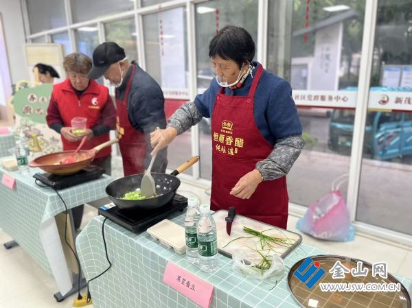 社區(qū)群眾展示春鮮廚藝。 朱麗 攝