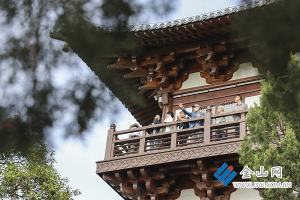 北固山景區(qū)，游人登高望遠(yuǎn)。謝道韞 攝