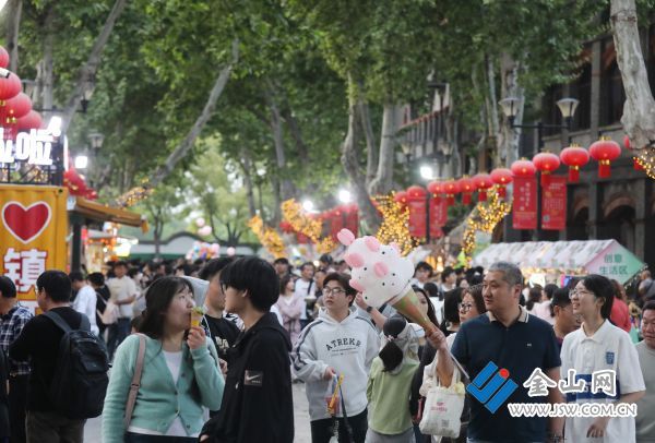 假期首日，西津渡歷史文化街區迎來大量客流。 文雯 攝