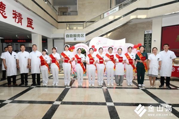 院領(lǐng)導(dǎo)向最美麗護(hù)士頒發(fā)證書