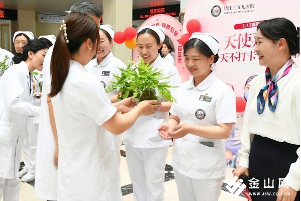 院領(lǐng)導(dǎo)向護(hù)理姐妹贈(zèng)送鮮花 (2)