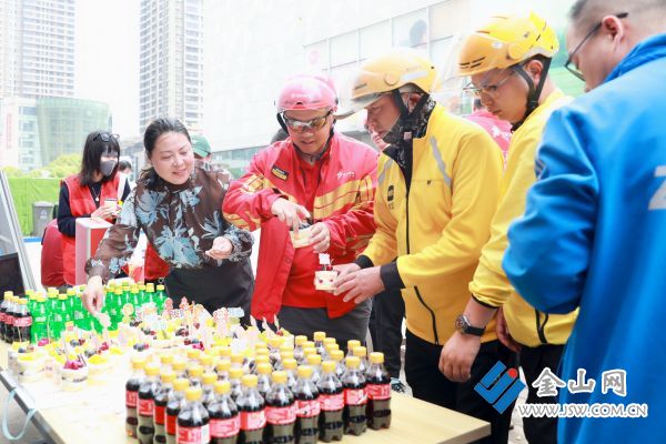 丹徒區(qū)舉辦新就業(yè)形態(tài)勞動者集體生日會暨綜合關(guān)愛服務(wù)日活動。 胡奕帆 謝道韞 攝
