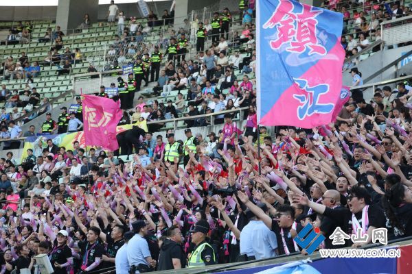 鎮(zhèn)江球迷在客場為自家球隊助威。 文雯 謝道韞 攝