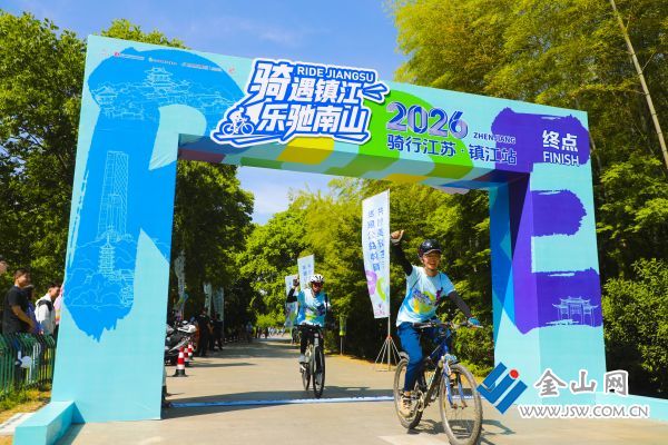 騎行愛好者參與全程10公里的沉浸式生態(tài)騎行。 黃帥 攝
