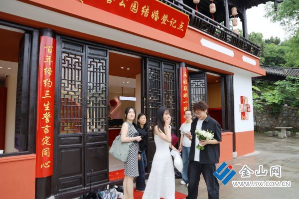 5月20日，萬善公園新設(shè)的結(jié)婚登記點(diǎn)迎來領(lǐng)證小高峰。溢真 華元成 攝