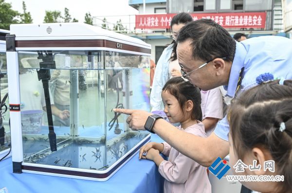 孩子們現(xiàn)場學習漁業(yè)知識。